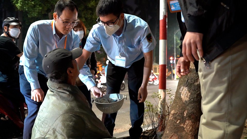 C&aacute;n bộ, nh&acirc;n vi&ecirc;n Đội Trật tự x&atilde; hội lưu động tiếp cận v&agrave; tập trung đối tượng người lang thang xin tiền về Trung t&acirc;m C&ocirc;ng t&aacute;c x&atilde; hội v&agrave; Quỹ Bảo trợ trẻ em H&agrave; Nội. Ảnh: Trần Oanh &nbsp;