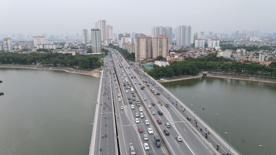 Hạ tầng giao thông của Hà Nội ngày càng được đầu tư đồng bộ hiện đại (trong ảnh: Đường Vành đai 3 đoạn qua hồ Linh Đàm, Hà Nội).  Ảnh: Phạm Hùng