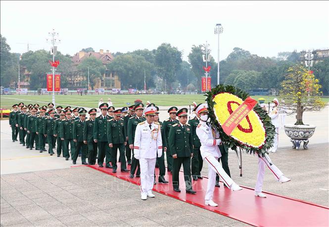 Đo&agrave;n đại biểu Qu&acirc;n uỷ Trung ương - Bộ Quốc ph&ograve;ng đến đặt v&ograve;ng hoa v&agrave; v&agrave;o Lăng viếng Chủ tịch Hồ Ch&iacute; Minh.