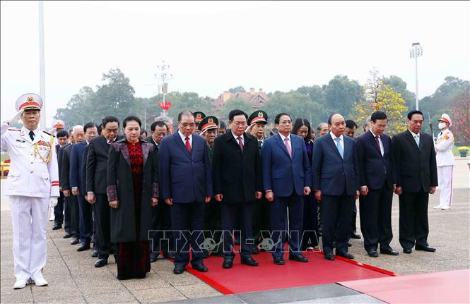 C&aacute;c đồng ch&iacute; l&atilde;nh đạo, nguy&ecirc;n l&atilde;nh đạo Đảng, Nh&agrave; nước v&agrave; Mặt trận Tổ quốc Việt Nam v&agrave;o Lăng viếng Chủ tịch Hồ Ch&iacute; Minh. &nbsp;