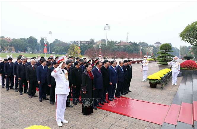 C&aacute;c đồng ch&iacute; l&atilde;nh đạo, nguy&ecirc;n l&atilde;nh đạo Đảng, Nh&agrave; nước v&agrave; Mặt trận Tổ quốc Việt Nam v&agrave;o Lăng viếng Chủ tịch Hồ Ch&iacute; Minh.