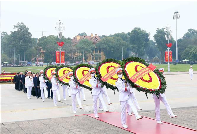 C&aacute;c đồng ch&iacute; l&atilde;nh đạo, nguy&ecirc;n l&atilde;nh đạo Đảng, Nh&agrave; nước v&agrave; Mặt trận Tổ quốc Việt Nam v&agrave;o Lăng viếng Chủ tịch Hồ Ch&iacute; Minh.