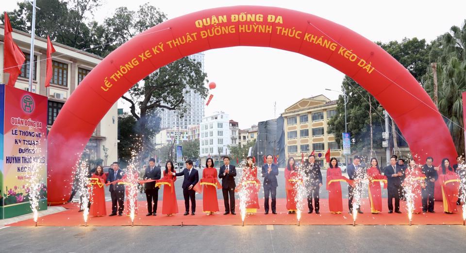 Lãnh đạo TP Hà Nội cắt băng thông xe kỹ thuật đường Huỳnh Thúc Kháng kéo dài, ngày 17/1/2023. Ảnh: Duy Khánh