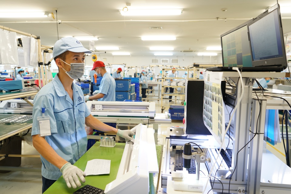 Sản xuất thiết bị điện tử xuất khẩu tại Công ty TNHH Rhythm Precision Việt Nam, Khu công nghiệp Nội Bài, Hà Nội. Ảnh: Phạm Hùng