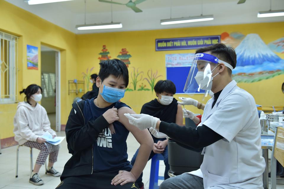 Ti&ecirc;m vaccine cho học sinh tại quận Ba Đ&igrave;nh, H&agrave; Nội. Ảnh: Chiến C&ocirc;ng