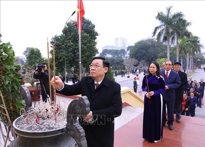 Chủ tịch Quốc hội Vương Đ&igrave;nh Huệ d&acirc;ng hương tưởng nhớ c&aacute;c vị tiền bối c&aacute;ch mạng v&agrave; c&aacute;c Anh h&ugrave;ng liệt sỹ.