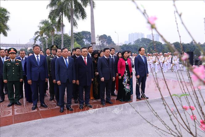 Đo&agrave;n đại biểu Th&agrave;nh ủy, HĐND, UBND, Ủy ban MTTQ Việt Nam th&agrave;nh phố H&agrave; Nội tưởng nhớ c&aacute;c vị tiền bối c&aacute;ch mạng v&agrave; c&aacute;c Anh h&ugrave;ng liệt sỹ.