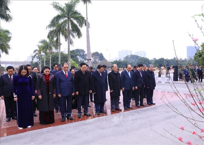 L&atilde;nh đạo Đảng, Nh&agrave; nước tưởng niệm c&aacute;c vị tiền bối c&aacute;ch mạng v&agrave; c&aacute;c Anh h&ugrave;ng liệt sỹ.