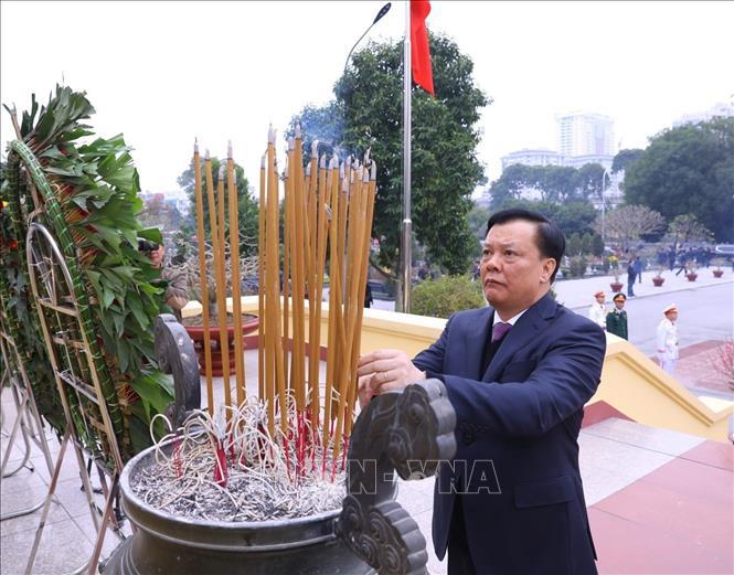 B&iacute; thư Th&agrave;nh ủy H&agrave; Nội Đinh Tiến Dũng d&acirc;ng hương tưởng nhớ c&aacute;c vị tiền bối c&aacute;ch mạng v&agrave; c&aacute;c Anh h&ugrave;ng liệt sỹ.