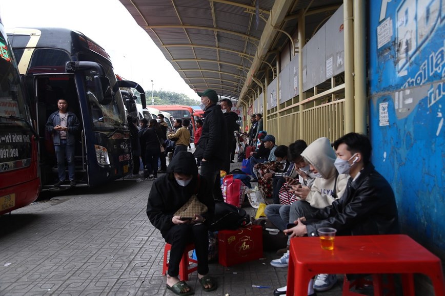 Hà Nội: Bến xe thưa thớt hành khách trước kỳ nghỉ Tết - Ảnh 5