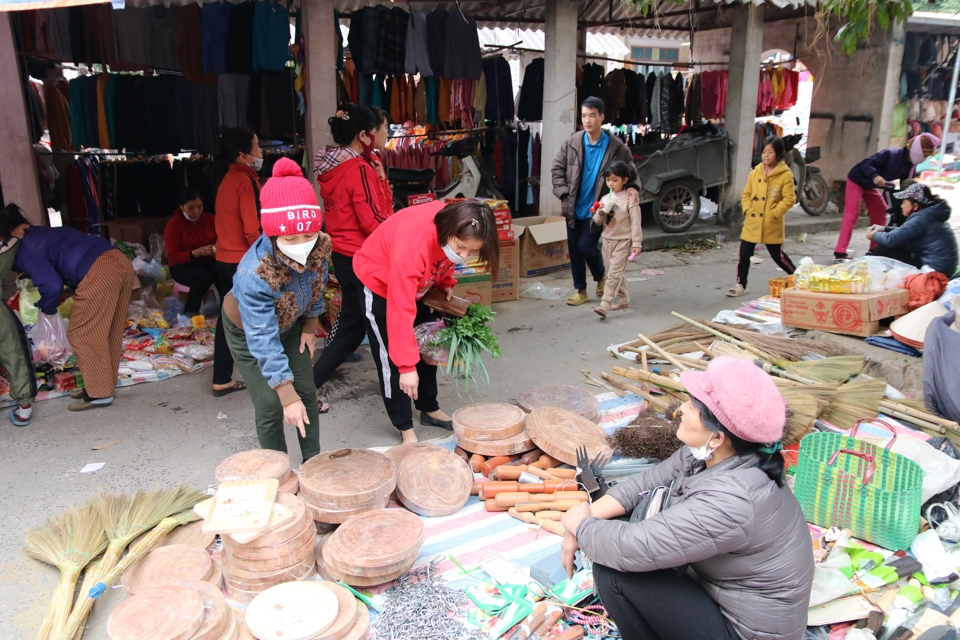 Nhộn nhịp phiên chợ quê cuối năm ở ngoại thành Hà Nội - Ảnh 1