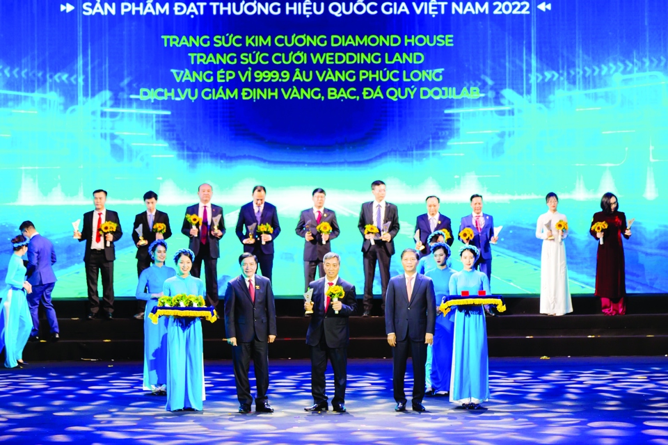 24- Tập đo&agrave;n DOJI vinh dự đạt giải Thương hiệu quốc gia Việt Nam năm 2022 với 4 thương hiệu xuất sắc