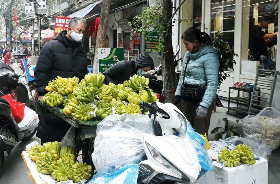 Người ti&ecirc;u d&ugrave;ng mua phật thủ bầy m&acirc;m ngũ quả tại chợ truyền thống ng&agrave;y 29 Tết. Ảnh: Ho&agrave;i Nam