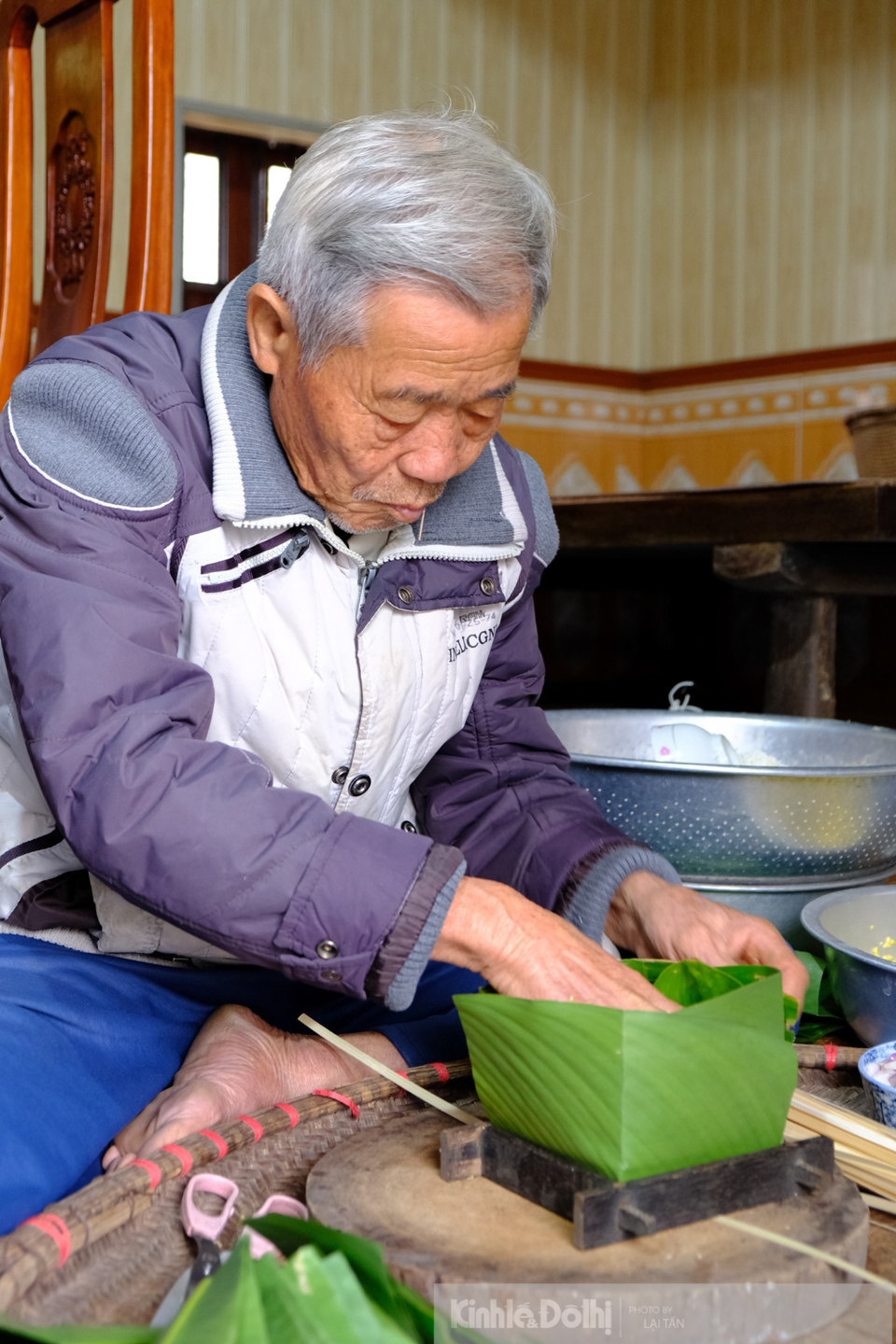 Từ những nguy&ecirc;n vật liệu đ&atilde; được chuẩn bị chu đ&aacute;o, &ocirc;ng Lại Văn Tuyến (Hải Hậu, Nam Định) chăm ch&uacute; thực hiện những c&ocirc;ng đoạn g&oacute;i b&aacute;nh chưng.