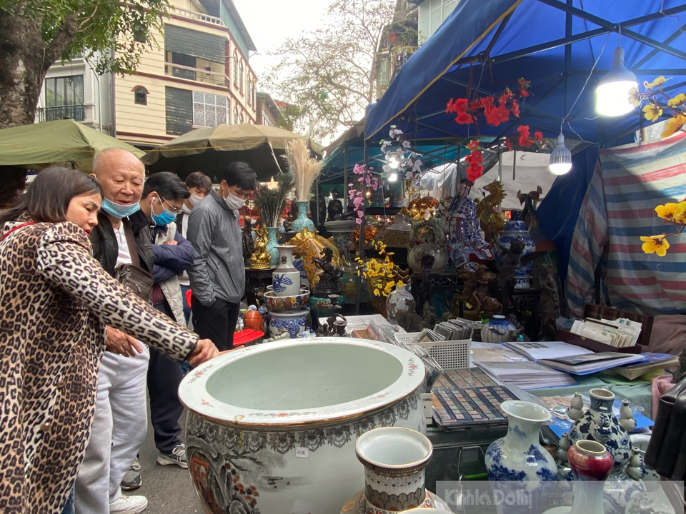 Phi&ecirc;n chợ kh&ocirc;ng chỉ l&agrave; nơi mua b&aacute;n m&agrave; đ&atilde; trở th&agrave;nh nơi giao lưu văn h&oacute;a của những người sưu tầm đồ cổ. Họ gặp gỡ, trao đổi kinh nghiệm với nhau v&agrave; với những người c&ugrave;ng sở th&iacute;ch ở c&aacute;c tỉnh l&acirc;n cận như Bắc Ninh, Hưng Y&ecirc;n, Hải Dương...