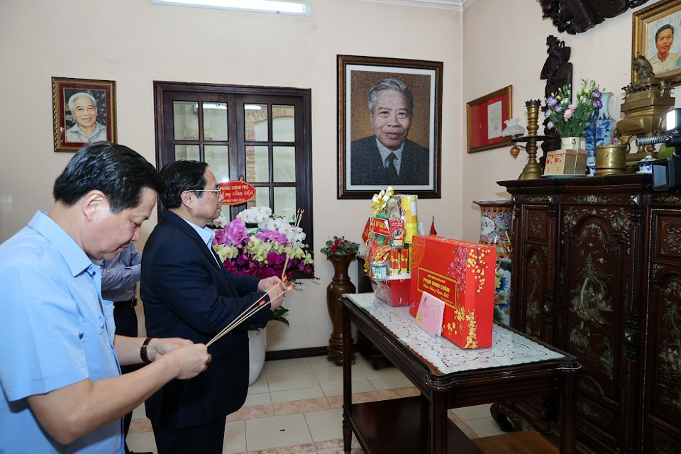 Thủ tướng Phạm Minh Chính dâng hương tưởng nhớ các cố Thủ tướng Chính phủ - Ảnh 1