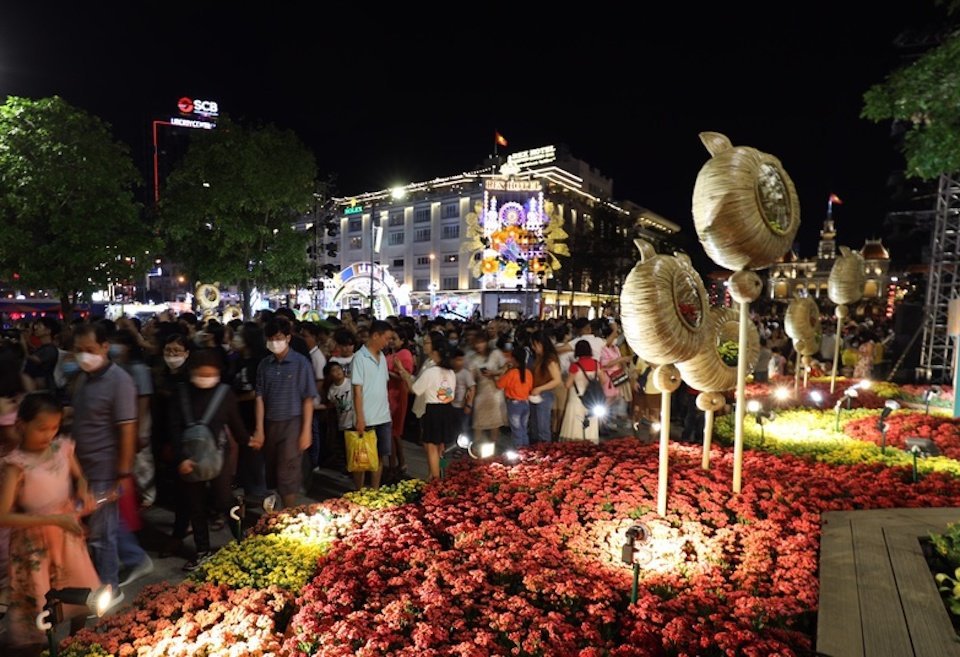 Nhiều người chen nhau để ngắm, chụp ảnh tại đường hoa Nguyễn Huệ. Ảnh: Tiểu Th&uacute;y
