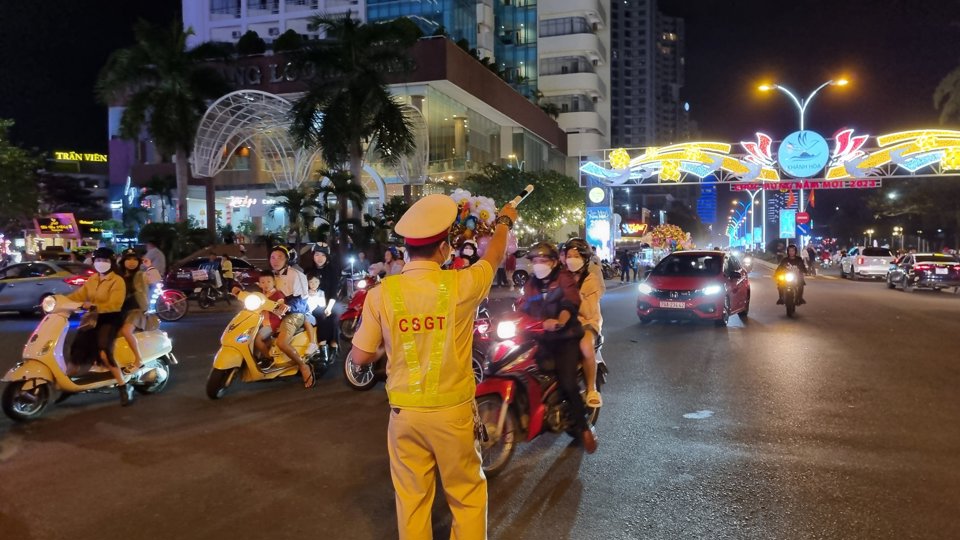 &Ocirc;ng Nguyễn Sỹ Kh&aacute;nh - Chủ tịch UBND TP Nha Trang cho biết, để đảm bảo an to&agrave;n cho người d&acirc;n v&agrave; du kh&aacute;ch xem ph&aacute;o hoa đ&oacute;n năm mới, TP đ&atilde; chỉ đạo lực lượng chức năng điều tiết, lập c&aacute;c chốt điều tiết giao th&ocirc;ng v&agrave; nhiều tổ tuần tra đảm bảo an ninh trật tự. Ảnh: Trung Nh&acirc;n