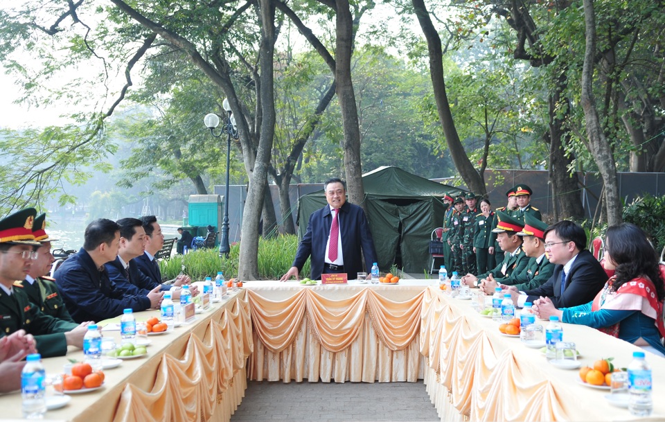Chủ tịch UBND TP Trần Sỹ Thanh kiểm tra trận địa pháo hoa khu vực hồ Hoàn Kiếm - Ảnh 1