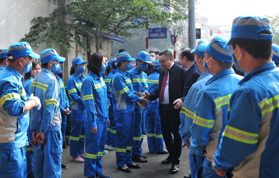 Chủ tịch UBND TP Hà Nội Trần Sỹ Thanh kiểm tra công tác trực ở điểm thu gom rác - Ảnh 1