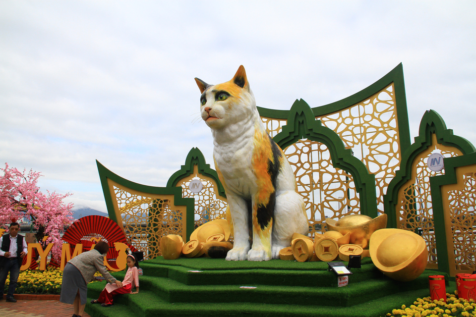 Linh vật mèo của Đà Nẵng khá ấn tượng, được nhiều người chọn để check-in.