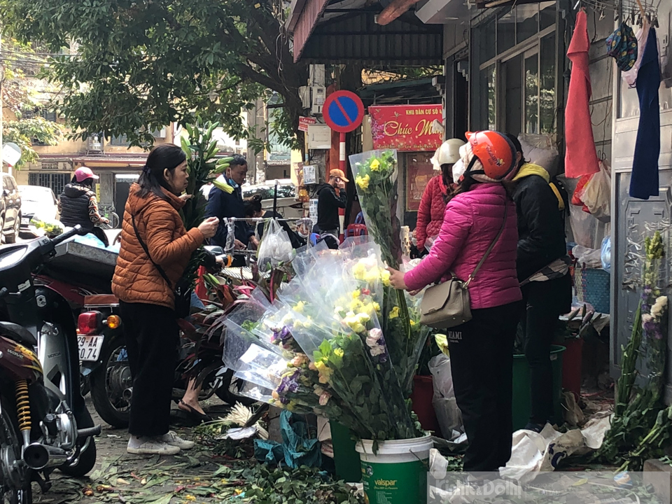 Cửa h&agrave;ng b&aacute;n hoa tươi ở chợ Nam Đồng thu h&uacute;t người mua.