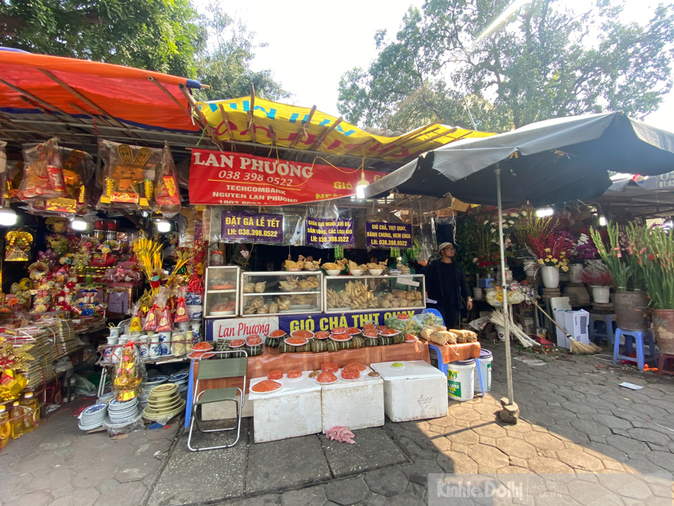 Tại chợ Kim Li&ecirc;n, nhiều mặt h&agrave;ng Tết được b&agrave;y b&aacute;n.