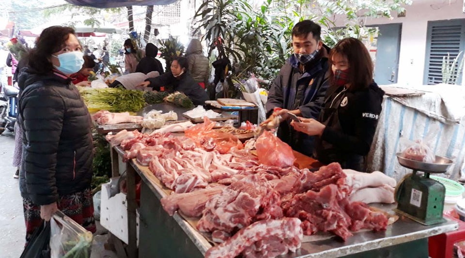 Người ti&ecirc;u d&ugrave;ng mua thịt lợn tại chợ Trung Tự (quận Đống Đa). Ảnh: Ho&agrave;i Nam