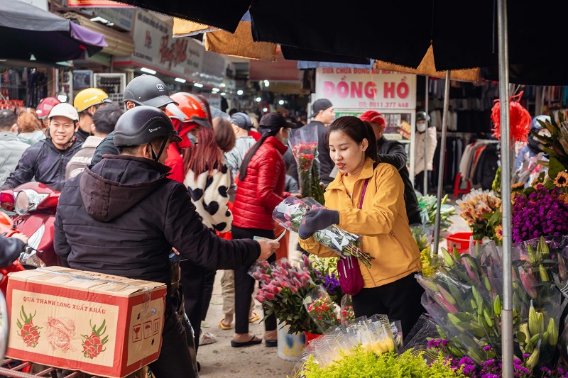 Nhắc đến phi&ecirc;n chợ ng&agrave;y Tết, chị Mai Anh (tr&uacute; phường Ba Đồn, thị x&atilde; Ba Đồn) chia sẻ, chợ th&igrave; ng&agrave;y n&agrave;o cũng họp, c&oacute; khi từ s&aacute;ng sớm cho đến tối mịt, nhưng chợ ng&agrave;y gi&aacute;p Tết mới thật sự đặc biệt, nhiều mặt h&agrave;ng được b&agrave;y b&aacute;n v&agrave; dịp Tết như: b&aacute;nh, mứt, hạt dưa, hoa quả, nhang thơm, quần &aacute;o, bao l&igrave; x&igrave;, c&acirc;u đối đỏ&hellip;. người b&aacute;n th&igrave; kh&eacute;o tay trưng b&agrave;y, người mua th&igrave; nhanh tay lựa chọn, tạo n&ecirc;n kh&ocirc;ng kh&iacute; v&ocirc; c&ugrave;ng tấp nập, hối hả&hellip; một h&igrave;nh ảnh rất ri&ecirc;ng của ng&agrave;y Tết. &ldquo;Kh&ocirc;ng kh&iacute; nhộn nhịp của chợ tết l&agrave;m t&ocirc;i nhớ lại kỷ niệm xưa, l&uacute;c c&ograve;n nhỏ theo mẹ đi sắm tết cho gia đ&igrave;nh&rdquo;, -&nbsp; chị Mai Anh h&agrave;o hứng n&oacute;i.