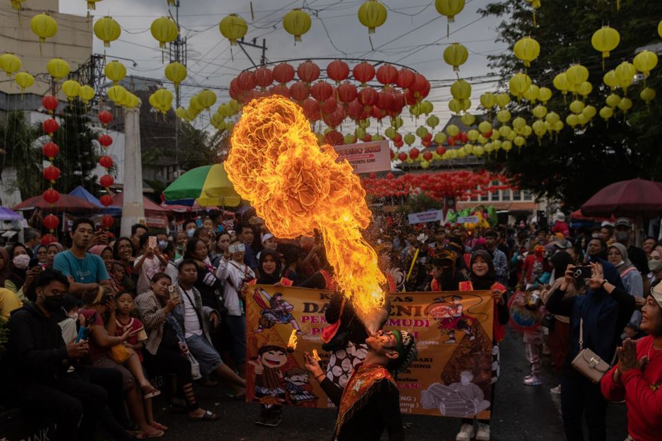 Người dân tham gia lễ hội Grebeg Sudiro trước Tết Nguyên đán ở Solo, Indonesia. Ảnh: Getty