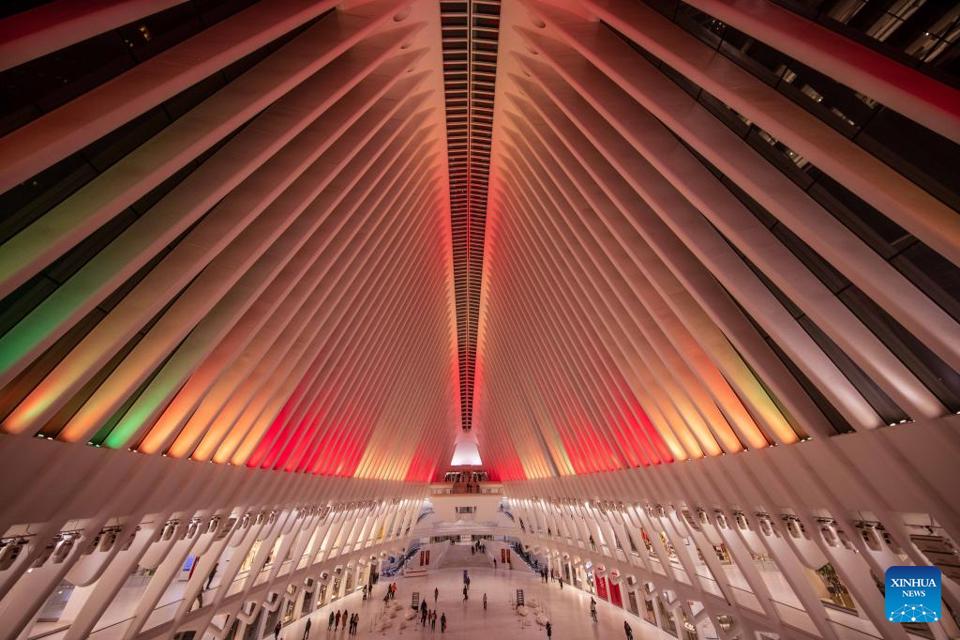 Trung tâm Thương mại Thế giới ở New York, Mỹ, cũng thắp sáng mừng Tết Nguyên đán. Ảnh:Tân Hoa xã
