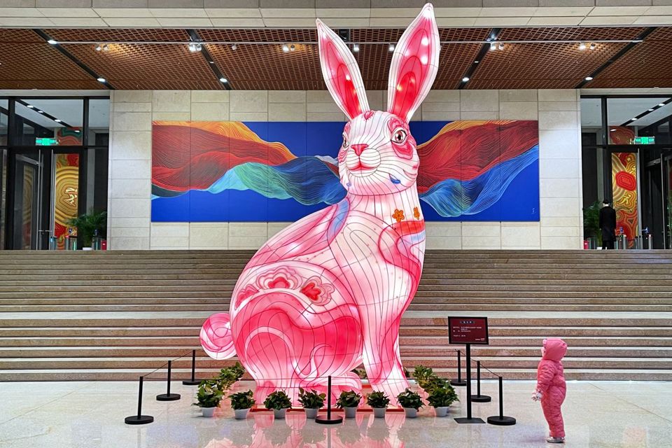 Đ&egrave;n lồng thỏ khổng lồ tranh tr&iacute; mừng năm mới tại một bảo t&agrave;ng ở Thủ đ&ocirc; Bắc Kinh, Trung Quốc. Ảnh: Getty
