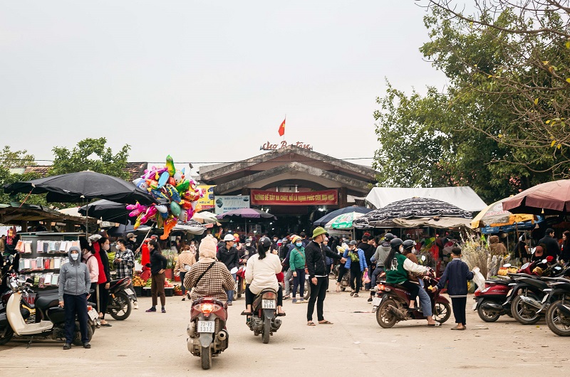 Phi&ecirc;n chợ ng&agrave;y cuối năm đ&atilde; trở th&agrave;nh một n&eacute;t văn h&oacute;a ri&ecirc;ng của người việt, tạo kh&ocirc;ng kh&iacute; rộn r&agrave;ng, h&aacute;o hức khi Tết đến, Xu&acirc;n về. Chắc hẳn ai xa qu&ecirc; nay c&oacute; dịp trở về, dạo chợ Tết đều c&oacute; cảm gi&aacute;c n&ocirc;n nao kh&oacute; tả. Ngo&agrave;i chuyện mua b&aacute;n, người ta trao nhau &aacute;nh mắt, nụ cười, hỏi thăm v&agrave; ch&uacute;c nhau một năm mới an khang - thịnh vượng, hạnh ph&uacute;c - đủ đầy.