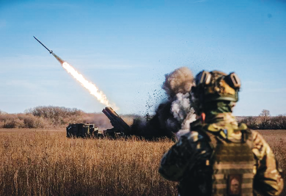 Binh l&iacute;nh Ukraine theo d&otilde;i hệ thống t&ecirc;n lửa ph&oacute;ng loạt Bureviy ở khu vực Donetsk, Ukraine ng&agrave;y 29/11. Ảnh: Reuters