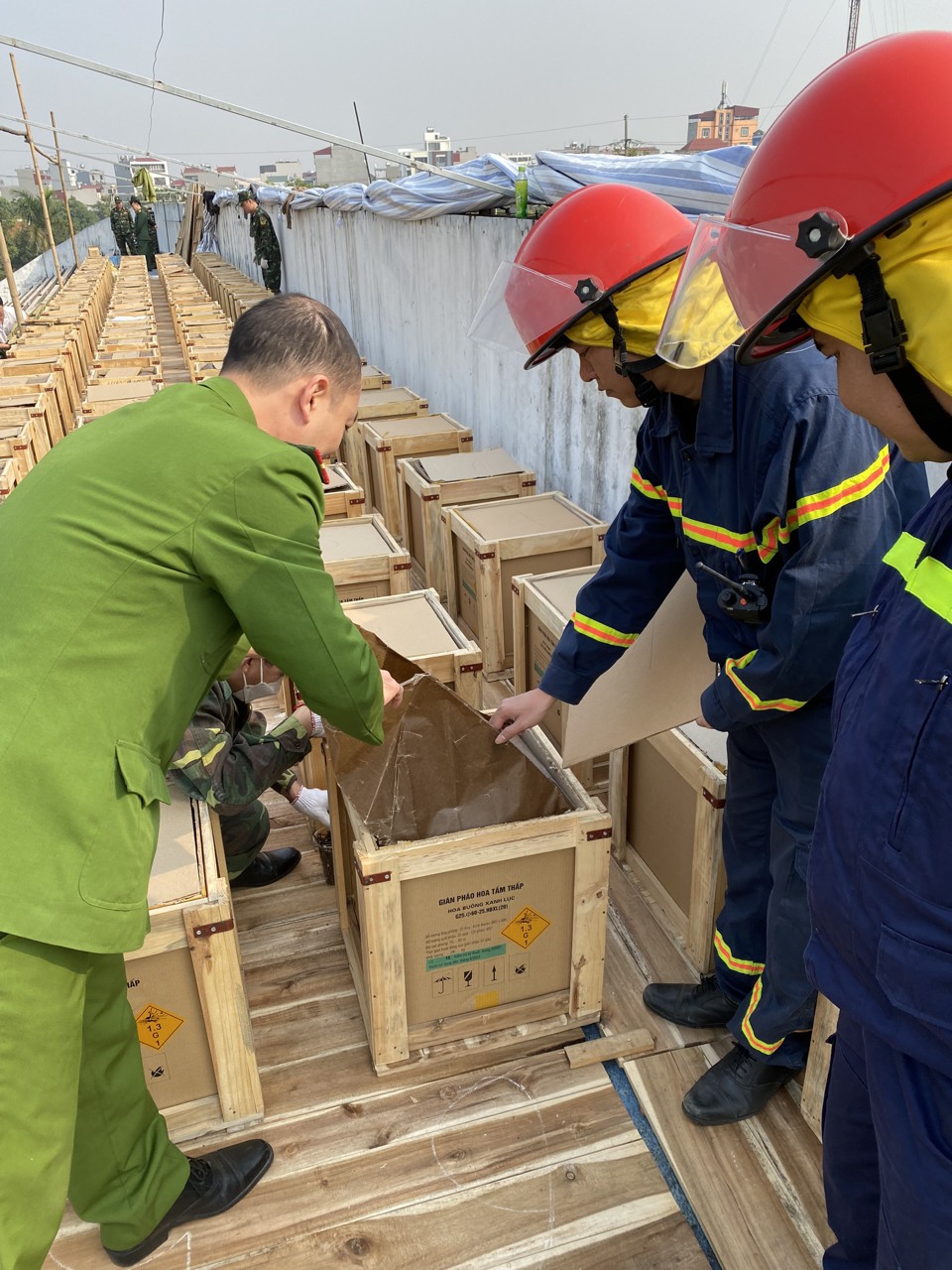 C&ocirc;ng t&aacute;c kiểm tra lần cuối của C&ocirc;ng an huyện Đan Phượng cho trận địa bắn ph&aacute;o hoa nhằm đảm bảo an to&agrave;n tuyệt đối