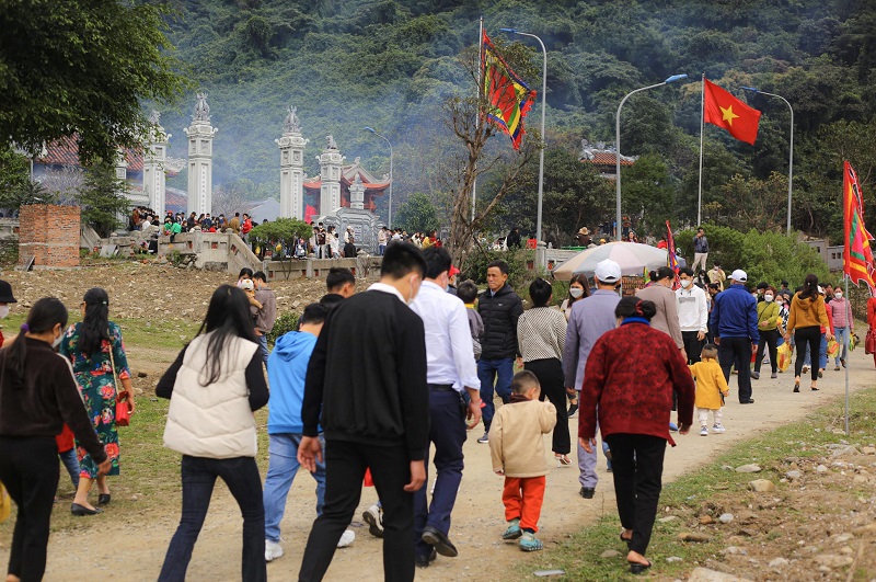 H&ograve;a c&ugrave;ng d&ograve;ng người hối hả, anh B&ugrave;i Kh&aacute;nh Ngọc (huyện Quảng Trạch, tỉnh Quảng B&igrave;nh) v&agrave; gia đ&igrave;nh đến Đền C&ocirc;ng ch&uacute;a Liễu Hạnh đề cầu b&igrave;nh an. &ldquo;Năm n&agrave;o cũng vậy, cứ s&aacute;ng m&ugrave;ng 1 Tết l&agrave; cả gia đ&igrave;nh t&ocirc;i lại đến Đền C&ocirc;ng ch&uacute;a Liễu Hạnh để xin lộc đầu năm, cầu mong năm mới b&igrave;nh an, hạnh ph&uacute;c v&agrave; đủ đầy.&nbsp;Bước sang năm Qu&yacute; M&atilde;o, t&ocirc;i xin gửi đến tất cả người d&acirc;n Việt Nam một năm mới sức khỏe, vạn sự như &yacute;".