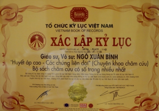 &Ocirc;ng hiện nắm 2 kỷ lục Việt Nam (thơ, ch&acirc;m cứu). Ảnh AT