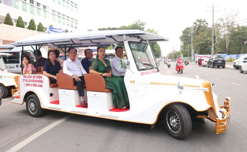 Mới đ&acirc;y, TP Bạc Li&ecirc;u đ&atilde; đưa v&agrave;o vận h&agrave;nh xe điện nội &ocirc; phục vụ kh&aacute;ch du lịch. Ngo&agrave;i giữ ch&acirc;n du kh&aacute;ch, đ&acirc;y c&ograve;n được xem g&oacute;p phần v&agrave;o xu thế "du lịch xanh"&nbsp; của cả nước.