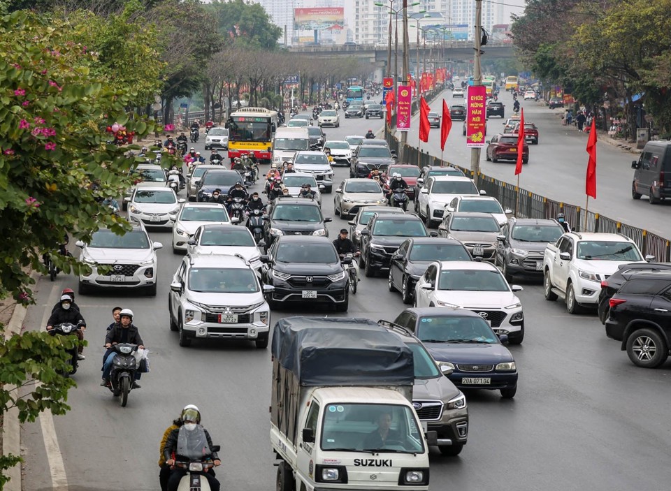 Nhiều tuyến đường nối từ nội đ&ocirc; ra ngo&agrave;i th&agrave;nh H&agrave; Nội bị qu&aacute; tải trong ng&agrave;y M&ugrave;ng 2 Tết.