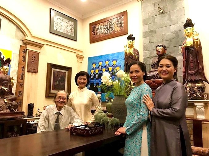 NSND Trần Tiến cùng các con gái Lê Vân- Lê Khanh- Lê Vi- 3 nghệ sỹ nổi tiếng 