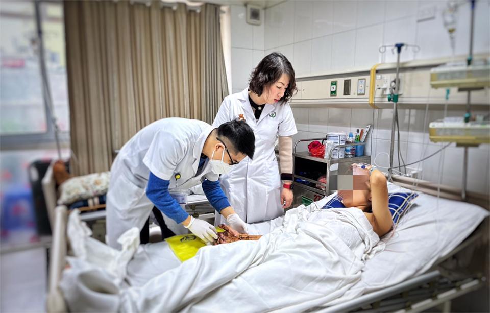 B&aacute;c sĩ Bệnh viện Hữu nghị Việt Đức thăm kh&aacute;m cho ca bệnh do ph&aacute;o nổ.