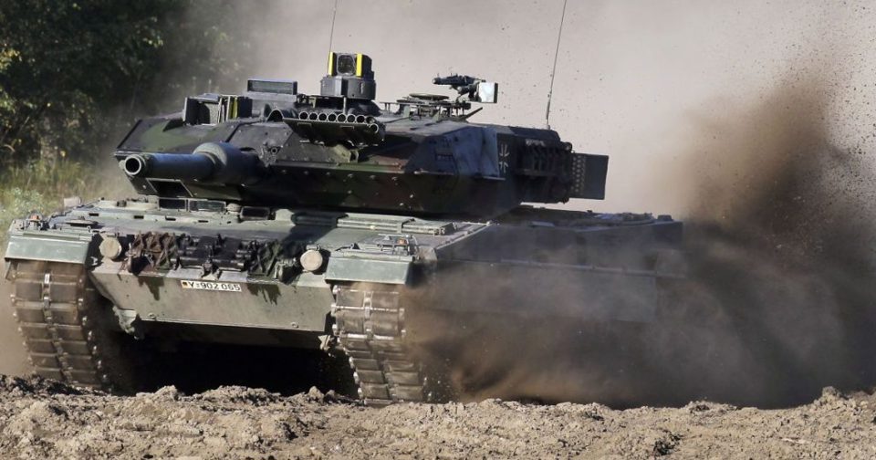 Đức ph&aacute;t t&iacute;n hiệu sẽ kh&ocirc;ng ngăn cản nếu Ba Lan muốn chuyển c&aacute;c xe tăng Leopard 2 cho Ukraine. Ảnh: AP