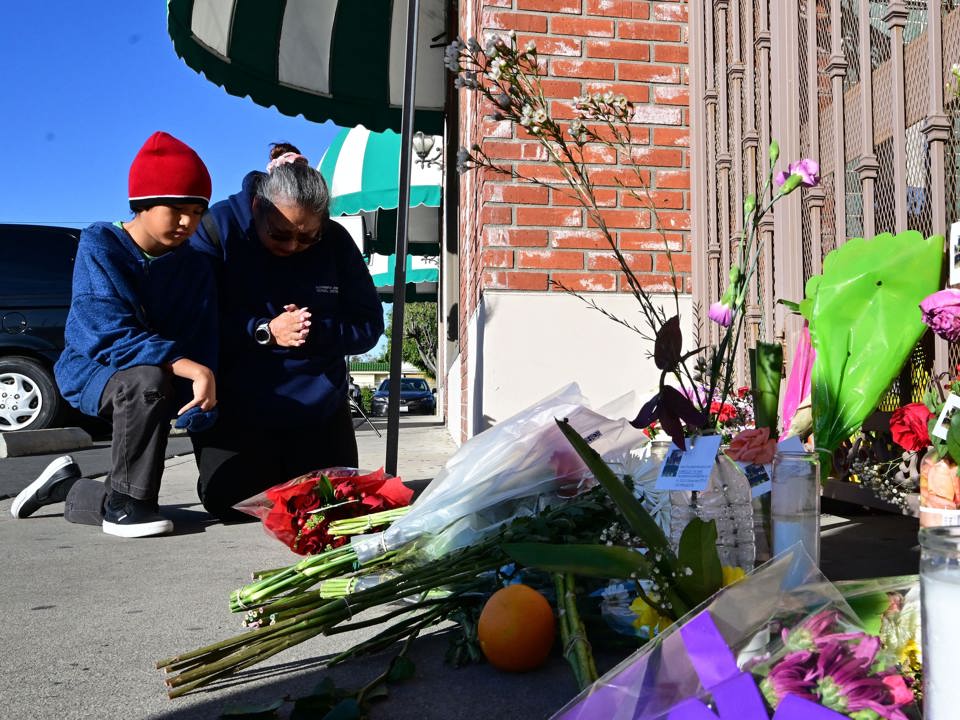 Người d&acirc;n đặt hoa tưởng niệm c&aacute;c nạn nh&acirc;n trong vụ xả s&uacute;ng ở&nbsp;Monterey Park, California. Ảnh: Getty Images