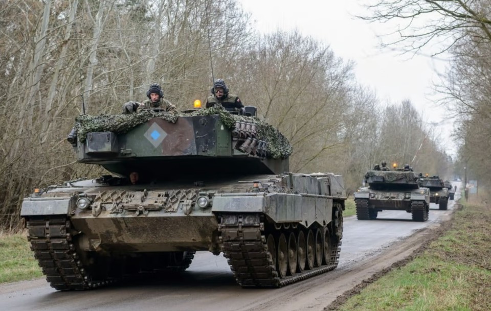 Binh sĩ Ba Lan tr&ecirc;n chiếc xe tăng Leopard 2 do Đức sản xuất tiến c&ocirc;ng tại khu huấn luyện Qu&acirc;n sự Biedrusko, miền T&acirc;y Ba Lan v&agrave;o th&aacute;ng 3/2014. Ảnh: EPA-EFE