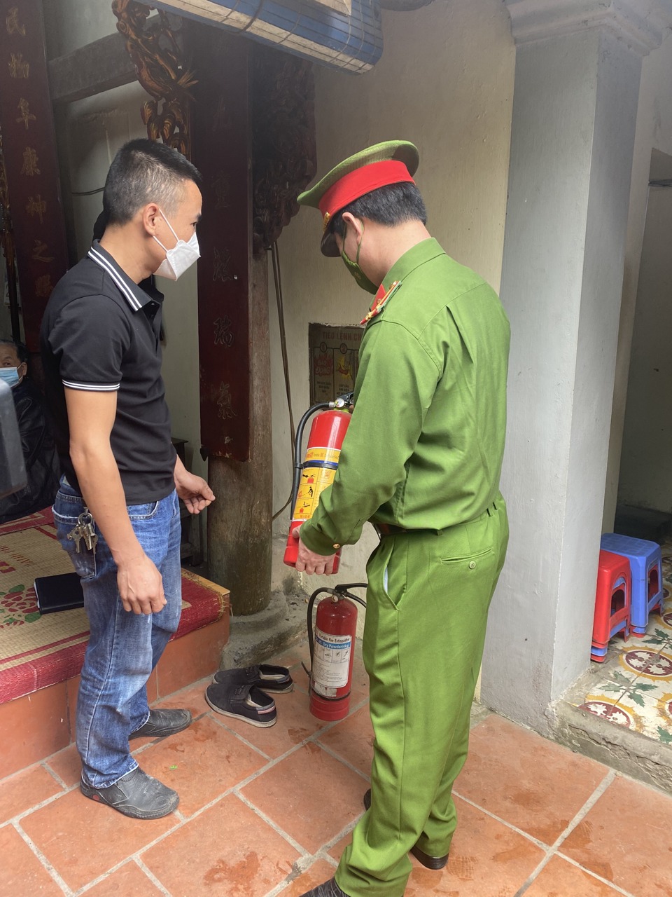 Công an huyện Ứng Hòa tăng cường công tác đảm bảo phòng cháy mùa lễ hội - Ảnh 1