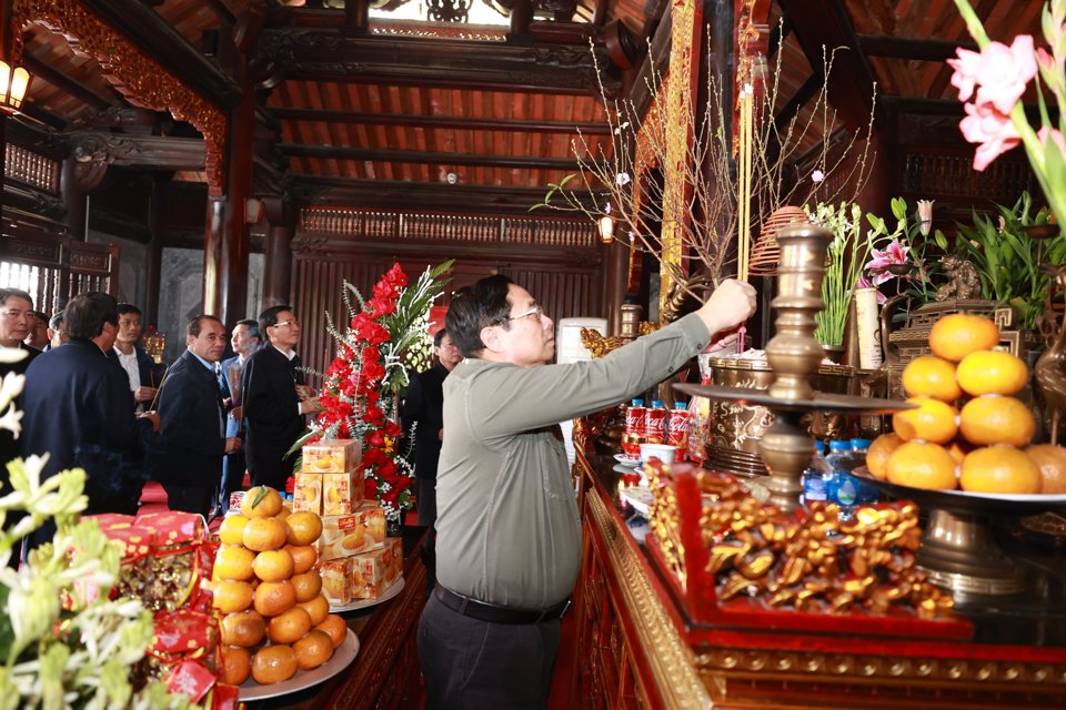 Thủ tướng đ&atilde; tới d&acirc;ng hương tại Đền thờ Chủ tịch Hồ Ch&iacute; Minh ở th&agrave;nh phố Tuy&ecirc;n Quang. Ảnh: VGP/Nhật Bắc