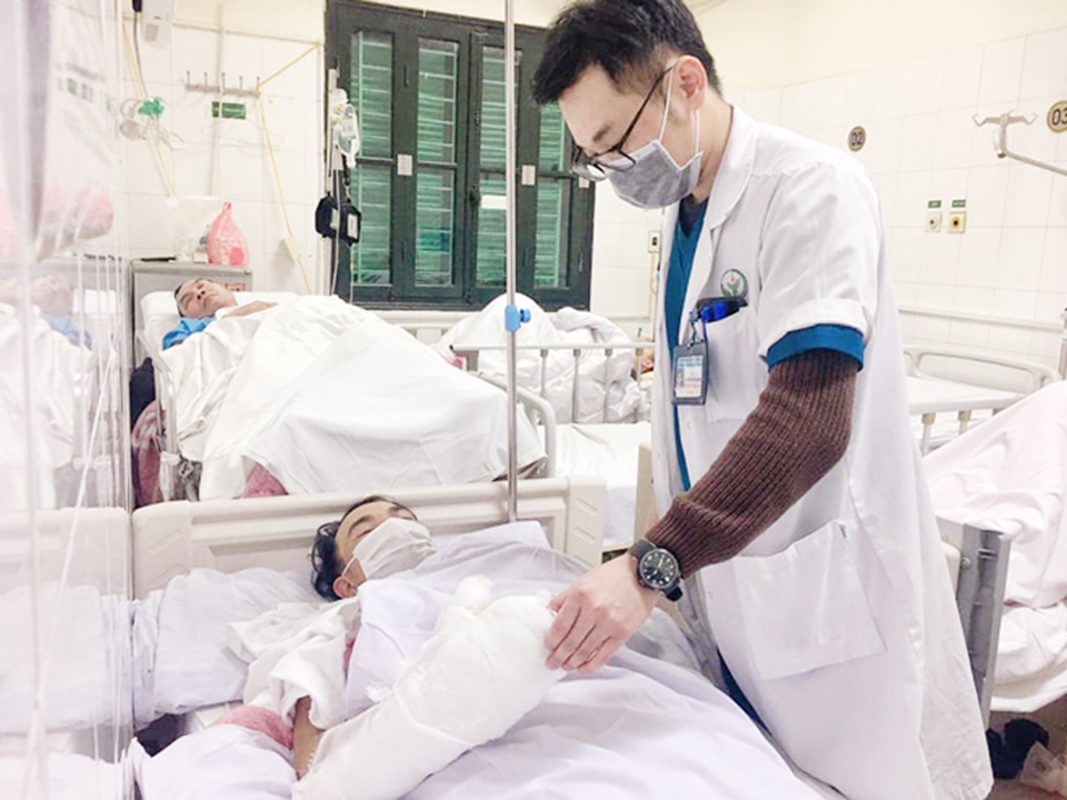 B&aacute;c sĩ Bệnh viện Hữu nghị Việt Đức thăm kh&aacute;m cho bệnh nh&acirc;n sau tai nạn