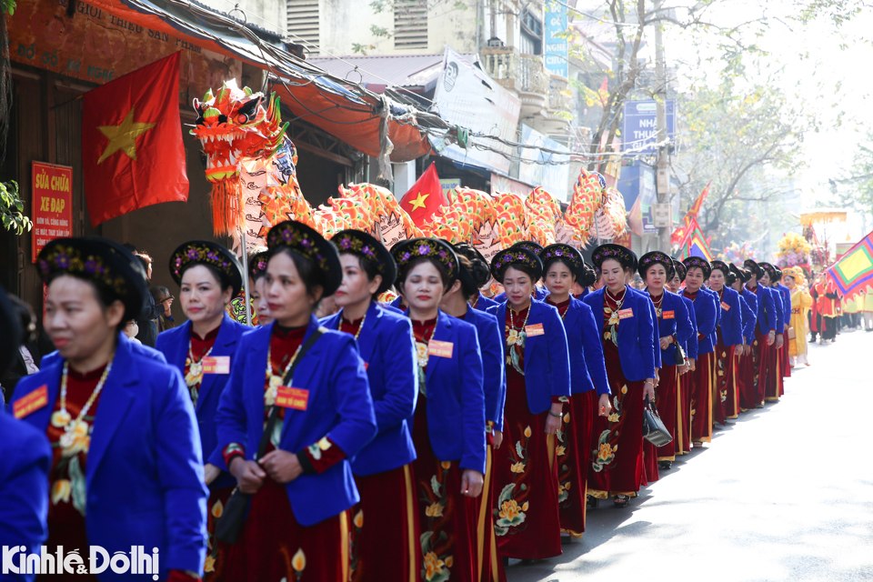 Đ&atilde; l&agrave; th&ocirc;ng lệ, ngay từ s&aacute;ng sớm ng&agrave;y m&ugrave;ng 4 Tết &acirc;m lịch, người d&acirc;n Đồng Kỵ đ&atilde; mở hội từ s&aacute;ng sớm. Đặc biệt, sau ảnh hưởng của dịch bệnh Covid-19 mới được tổ chức lại lại, lễ hội c&agrave;ng khiến người d&acirc;n h&aacute;o hức v&agrave; phấn kh&iacute;ch hơn.