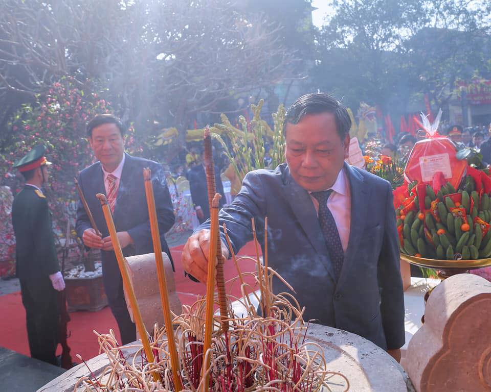Phó Bí thư Thành ủy Nguyễn Văn Phong dâng hương kỷ niệm chiến thắng Ngọc Hồi - Ảnh 1