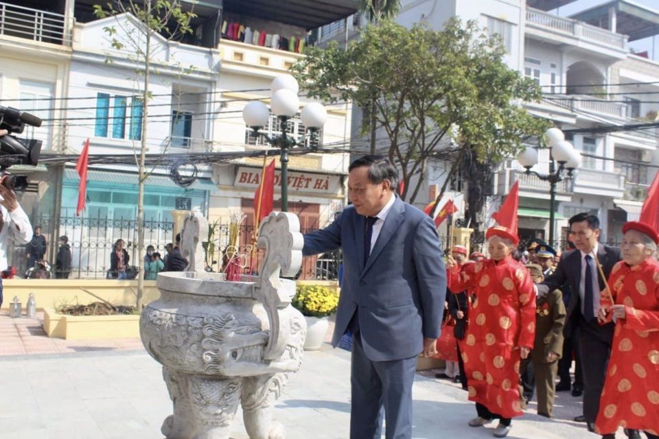 Phó Bí thư Thành ủy Nguyễn Văn Phong dâng hương kỷ niệm chiến thắng Ngọc Hồi - Ảnh 2